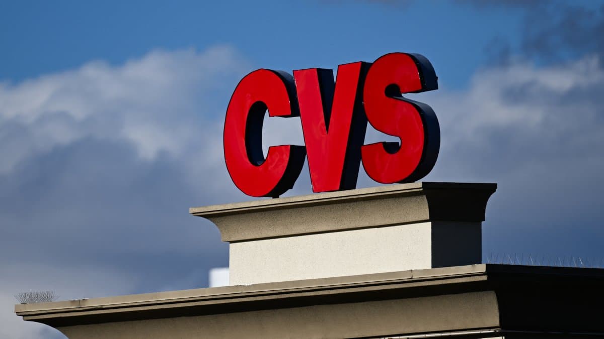 El logotipo de la farmacia CVS aparece en un cartel sobre una tienda de CVS Health Corp