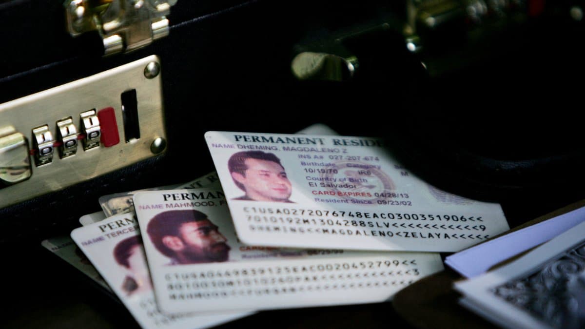 Varias Green Cards sobre una mesa, representando el proceso de obtención de residencia en EEUU.