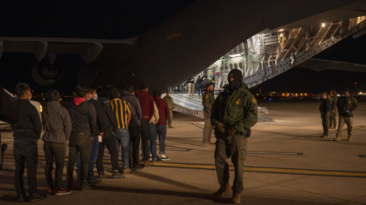 Inmigrantes suben a bordo de un avión para ser deportados