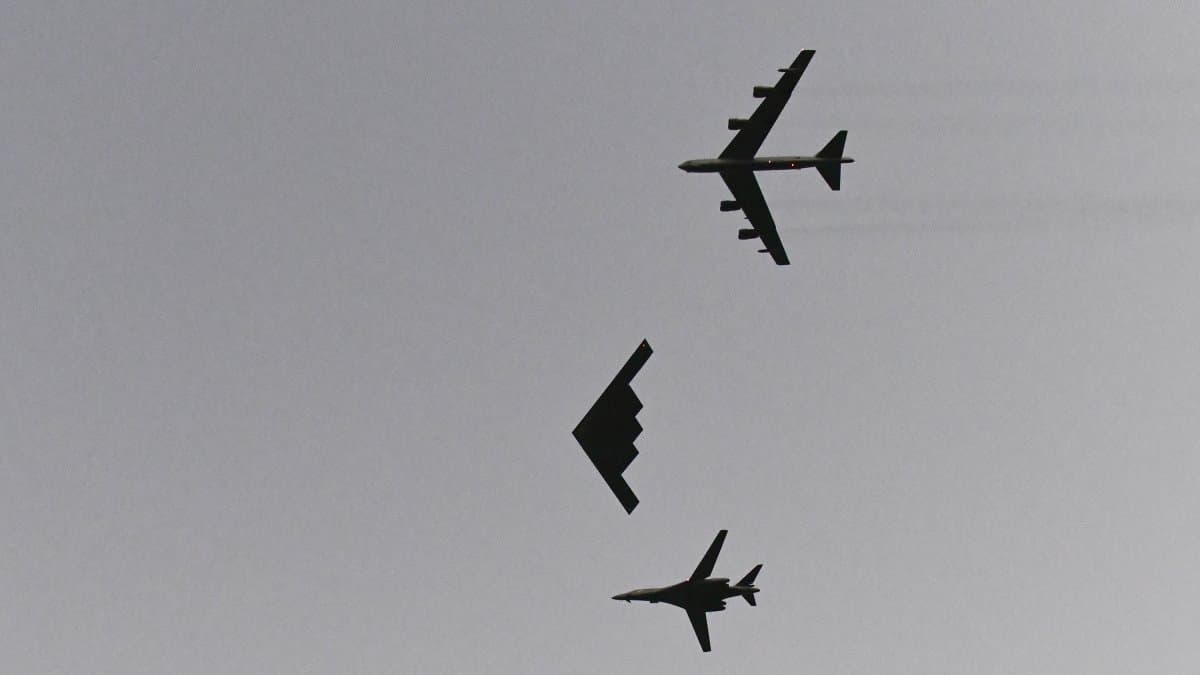 Imagen de archivo de bombarderos B-52H Stratofortress, B-2 Spirit y B-1B Lancer