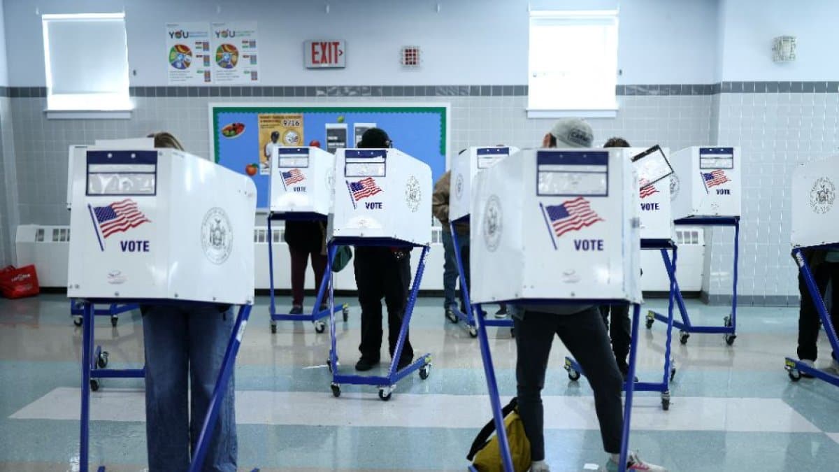 Neoyorquinos votando en un centro de votación