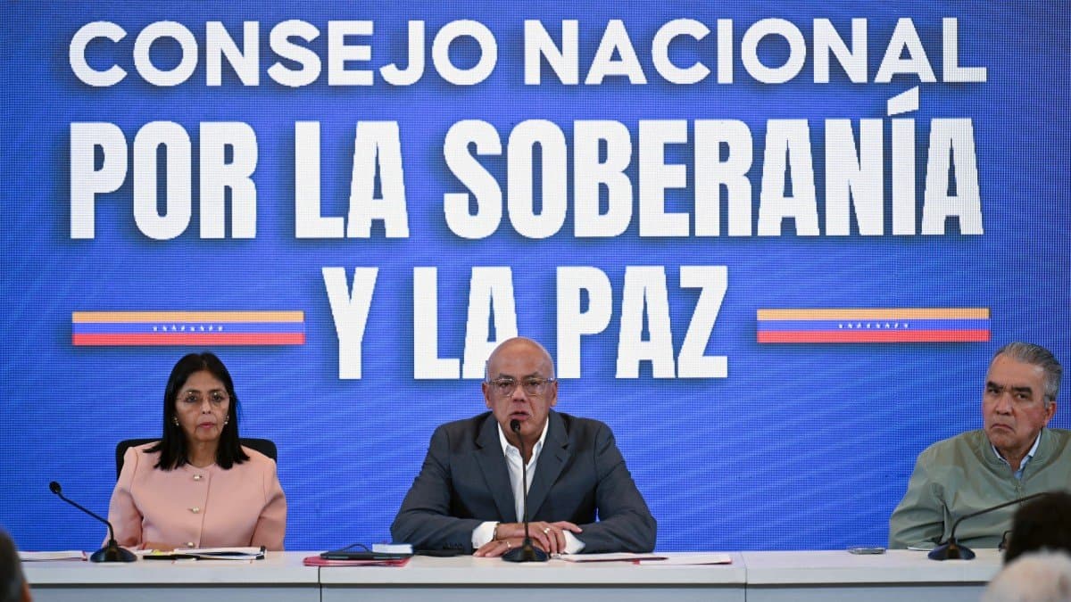 Venezuela's Vice President Delcy Rodriguez (L), Venezuela's National Assembly President Jorge Rodriguez (C) and deputy Luis Eduardo Martinez attend a meeting with accredited diplomatic representatives in Caracas on September 29, 2025. Venezuelan President Nicolas Maduro is ready to declare a state of emergency over the threat of US "aggression" following a spate of deadly US strikes on suspected Venezuelan drug boats, Vice President Delcy Rodriguez said on Monday. (Photo by Juan BARRETO / AFP)