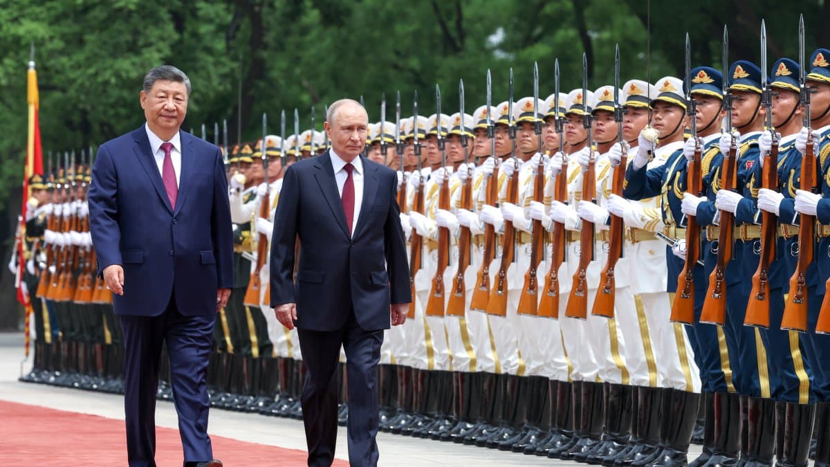 Putin y Xi pasan revista a las tropas en Pekín