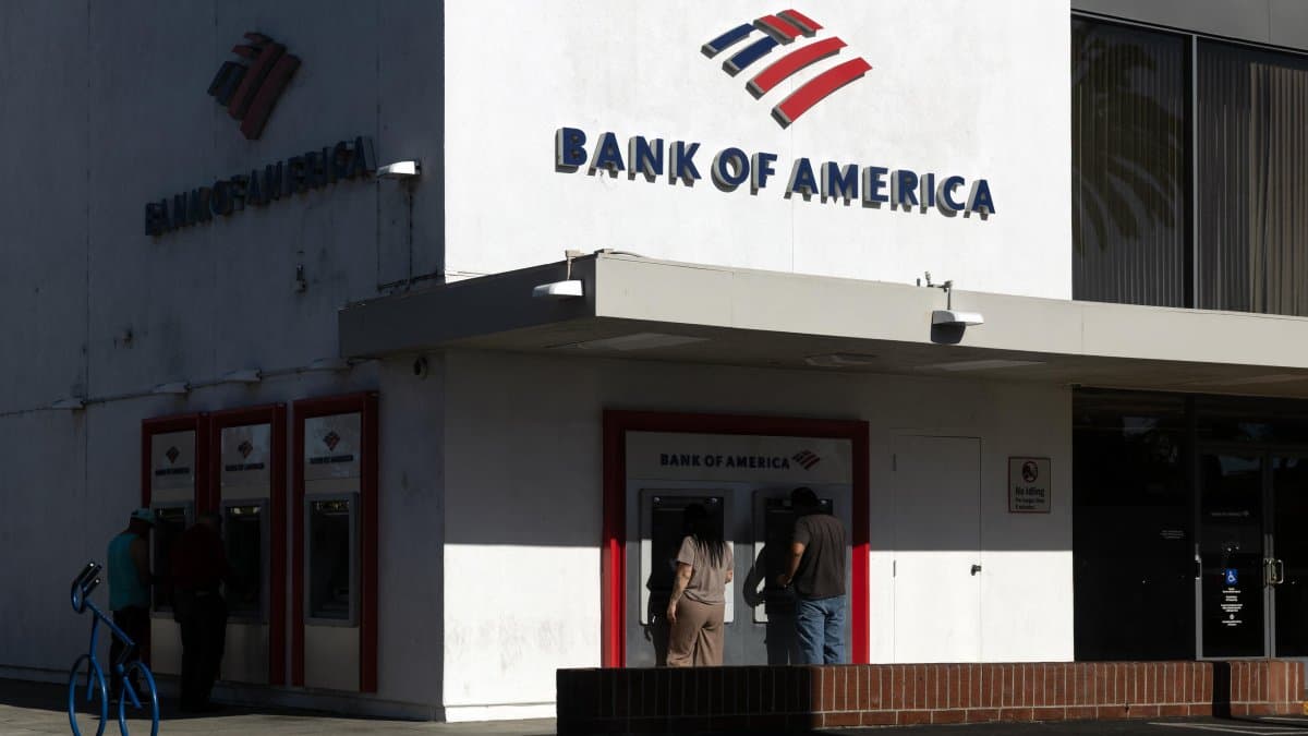 Personas utilizan los cajeros automáticos de una sucursal de Bank of America