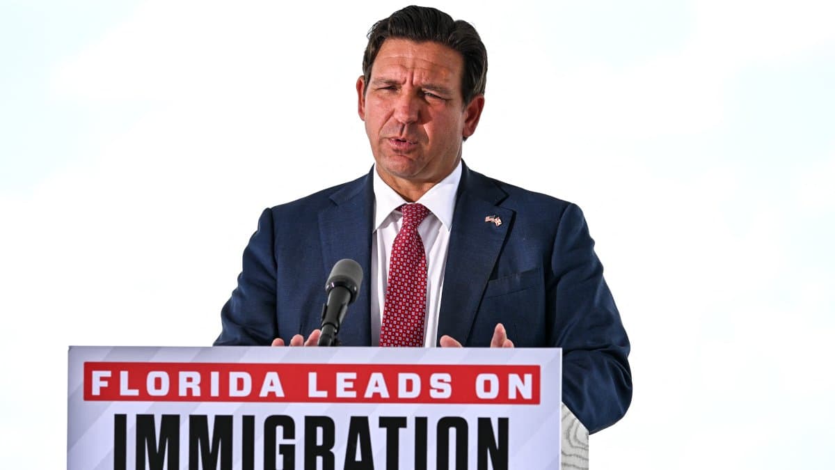 El gobernador de Florida, Ron DeSantis, habla durante una conferencia de prensa