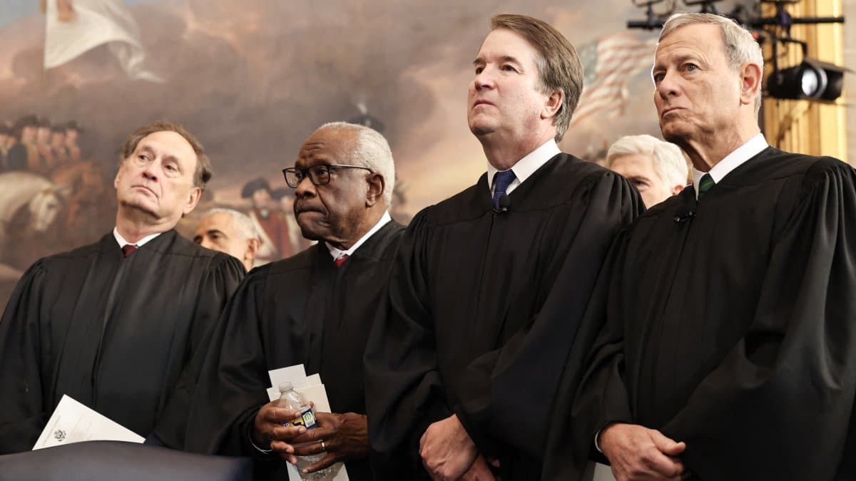 Los magistrados de SCOTUS Samuel Alito Jr., Clarence Thomas y Brett Kavanaugh, junto con el presidente del tribunal, John Roberts