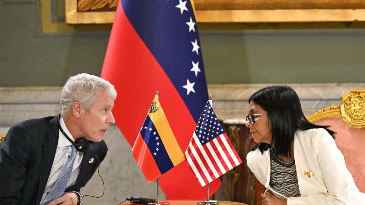 El secretario de Energía Chris Wright y la presidenta del régimen interino Delcy Rodríguez, esta semana en el Palacio de Miraflores, en Caracas.