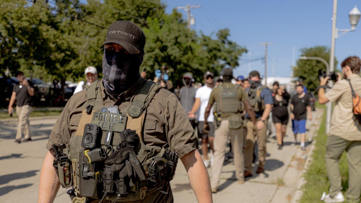 Agentes del ICE se enfrentan a manifestantes después de que dañaran un vehículo mientras intentaban detener a una persona en Chicago, el 24 de agosto de 2026.