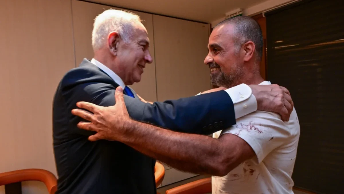 El primer ministro israelí, Benjamin Netanyahu, da la bienvenida a Yaniv Hayun, uno de los pasajeros israelíes que ayudó a reducir al presunto atacante a bordo del vuelo FZ1073 de flydubai, en el Aeropuerto Internacional Ben-Gurión, el 30 de septiembre de 2026.