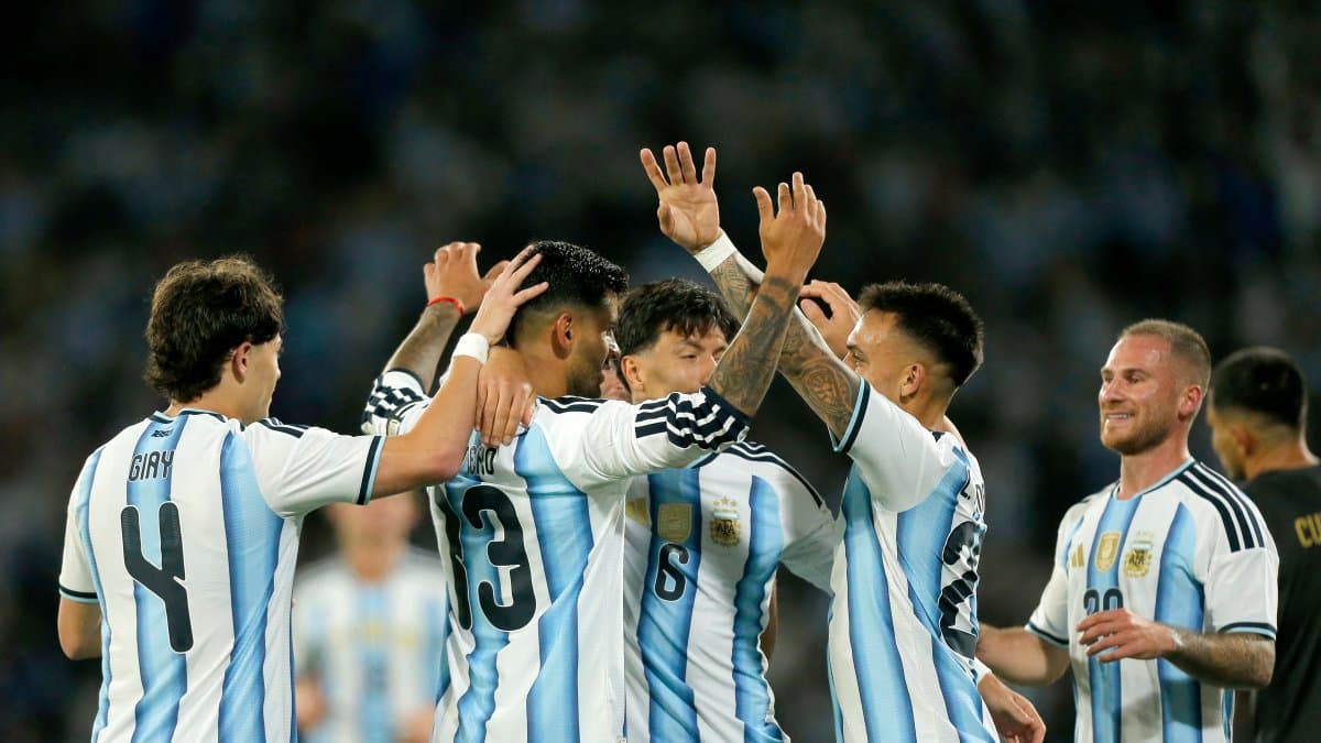 Futbolistas de la Albiceleste celebran la victoria frente a Bolivia. 30 de septiembre de 2026