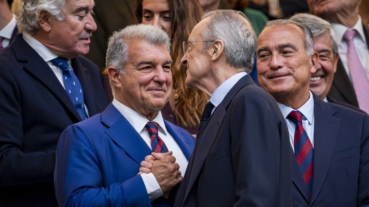 Joan Laporta y Florentino Pérez, presidentes del FC Barcelona y Real Madrid, se saludan antes de un partido en 2025