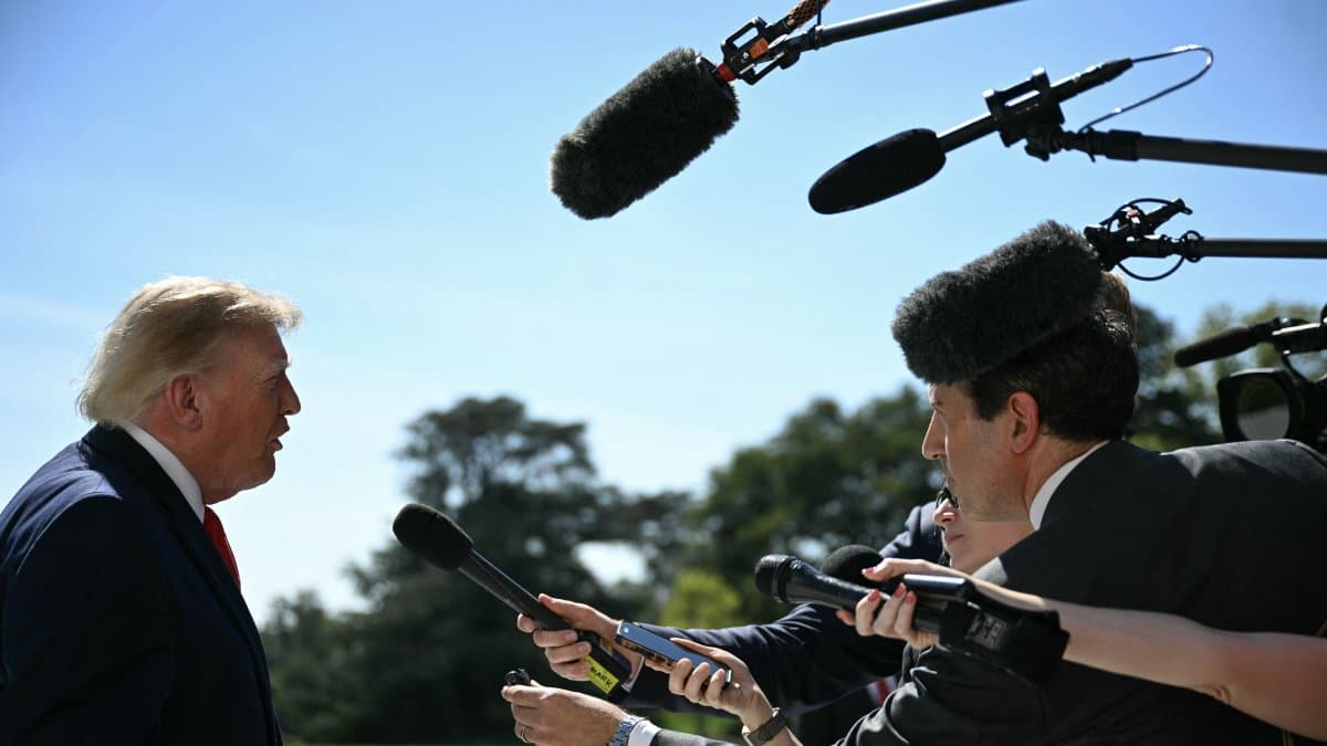 El presidente Trump hablando con la prensa, en la Casa Blanca, este 1 de octubre.