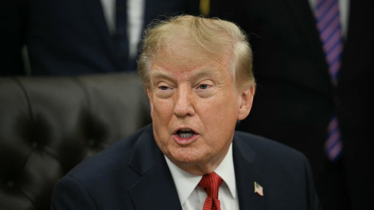 El presidente Donald Trump declarando a los medios desde la Oficina Oval, este 18 de septiembre.