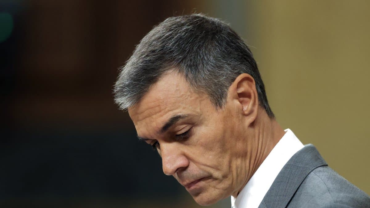 Pedro Sánchez, cabizbajo durante una sesión parlamentaria