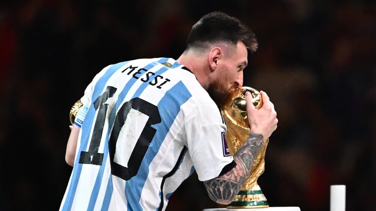 Lionel Messi besa el trofeo del Mundial de Qatar 2022 tras proclamarse campeón. Diciembre de 2022