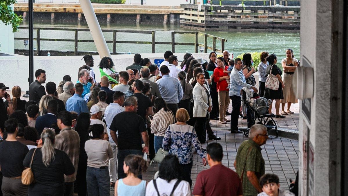 Varias personas hacen fila frente al Tribunal de Inmigración de Miami, en Miami, Florida, el 3 de septiembre de 2026.