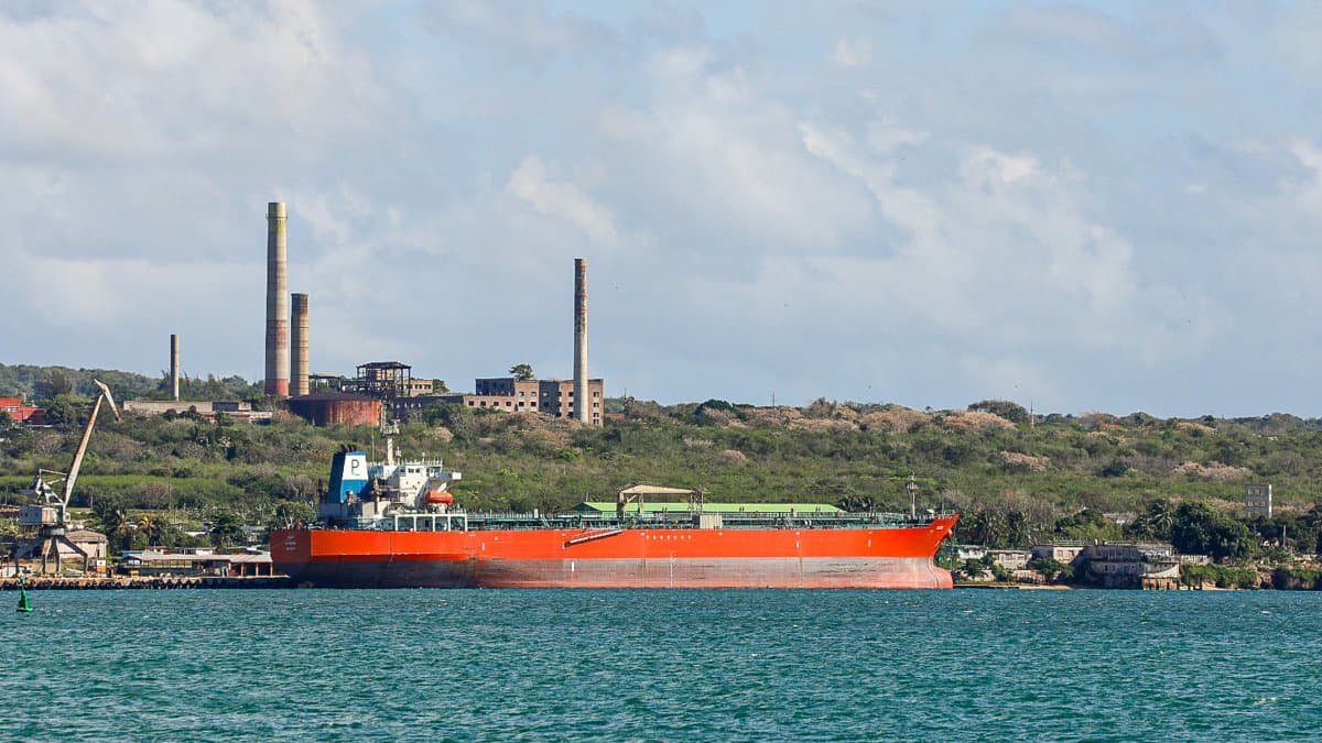 Un buque cisterna en la Base de Superpetroleros de la Zona Industrial del puerto de Matanzas, Cuba, el 30 de marzo de 2026.