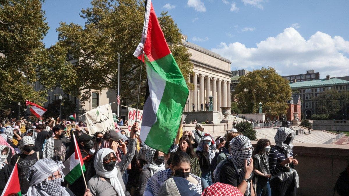 Manifestantes pro-palestinos desfilan por el campus de la Universidad de Columbia. Imagen de archivo