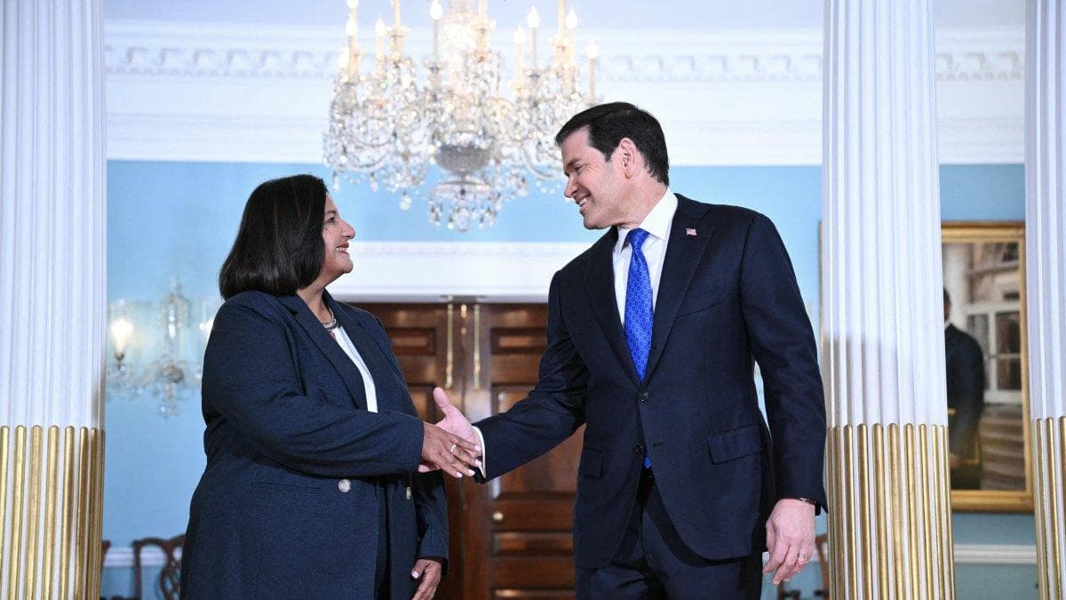 El secretario de Estado estadounidense, Marco Rubio, estrecha la mano de la líder de la oposición venezolana, Dinorah Figuera