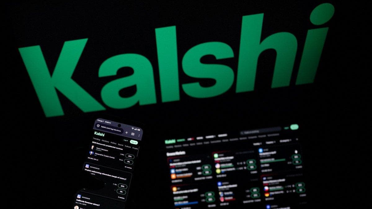 Esta fotografía muestra unas pantallas instaladas que exhiben el logotipo y la página de inicio de Kalshi
