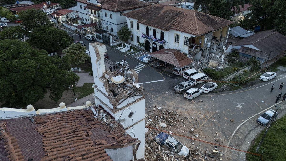 Esta vista aérea muestra la catedral derrumbada y el edificio de la gobernación de Penonomé.