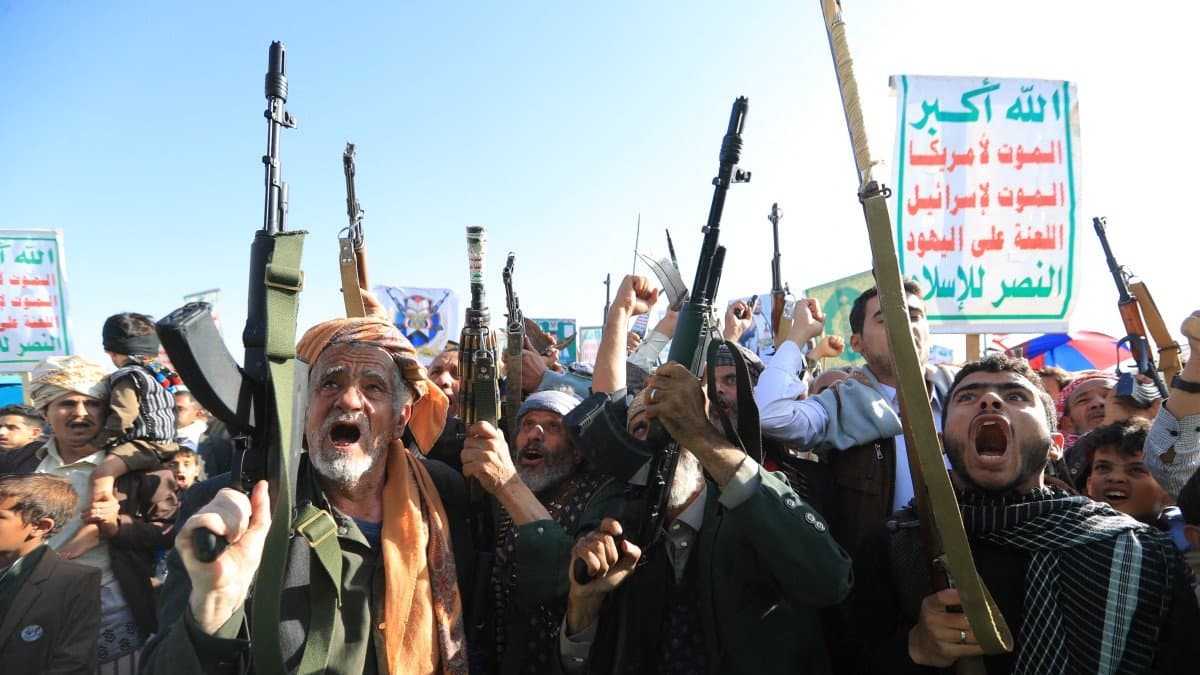 Partidarios de las autoridades hutíes exhiben sus armas durante una protesta contra la intervención saudí en Yemen
