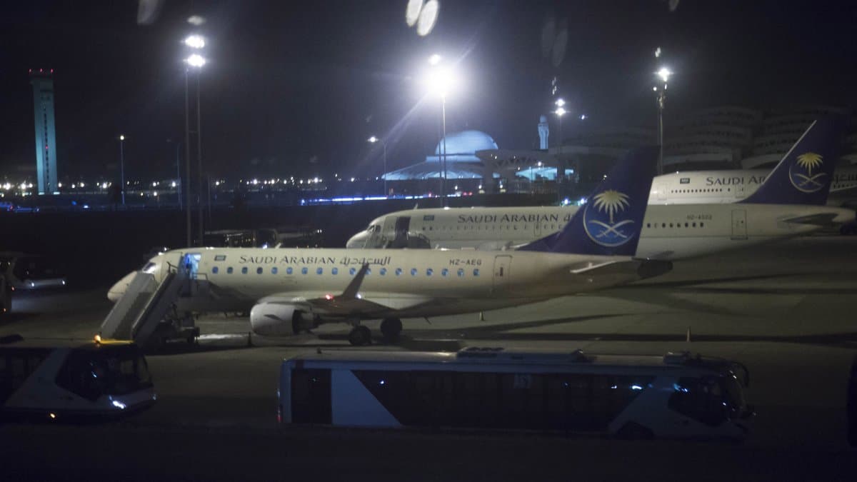 Aeropuerto Internacional Rey Khalid de Riad. Un aeropuerto que registró más de 23 000 000 de pasajeros en 2016 y que es centro de operaciones de Saudia y Flynas. El aeropuerto cuenta con cinco terminales de pasajeros, tres de las cuales están operativas en la actualidad. Hay vuelos que conectan Arabia Saudí con Europa, América, Asia, Oriente Medio y África.