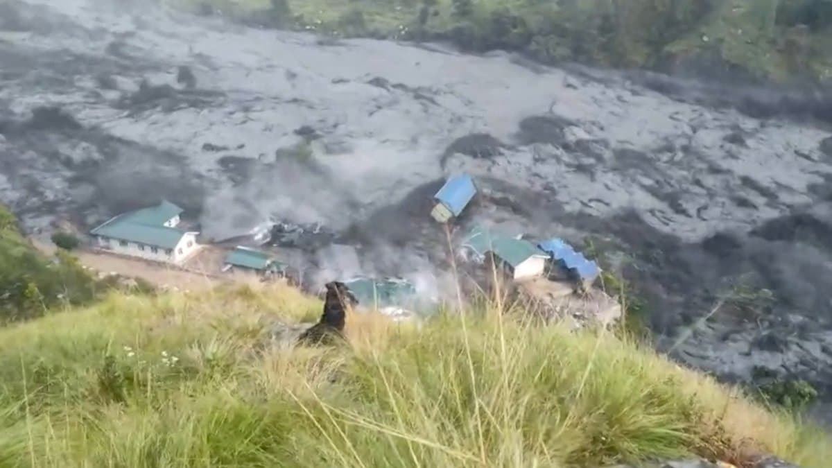 Imagen de la nueva riada que arrasa con casas en Nepal