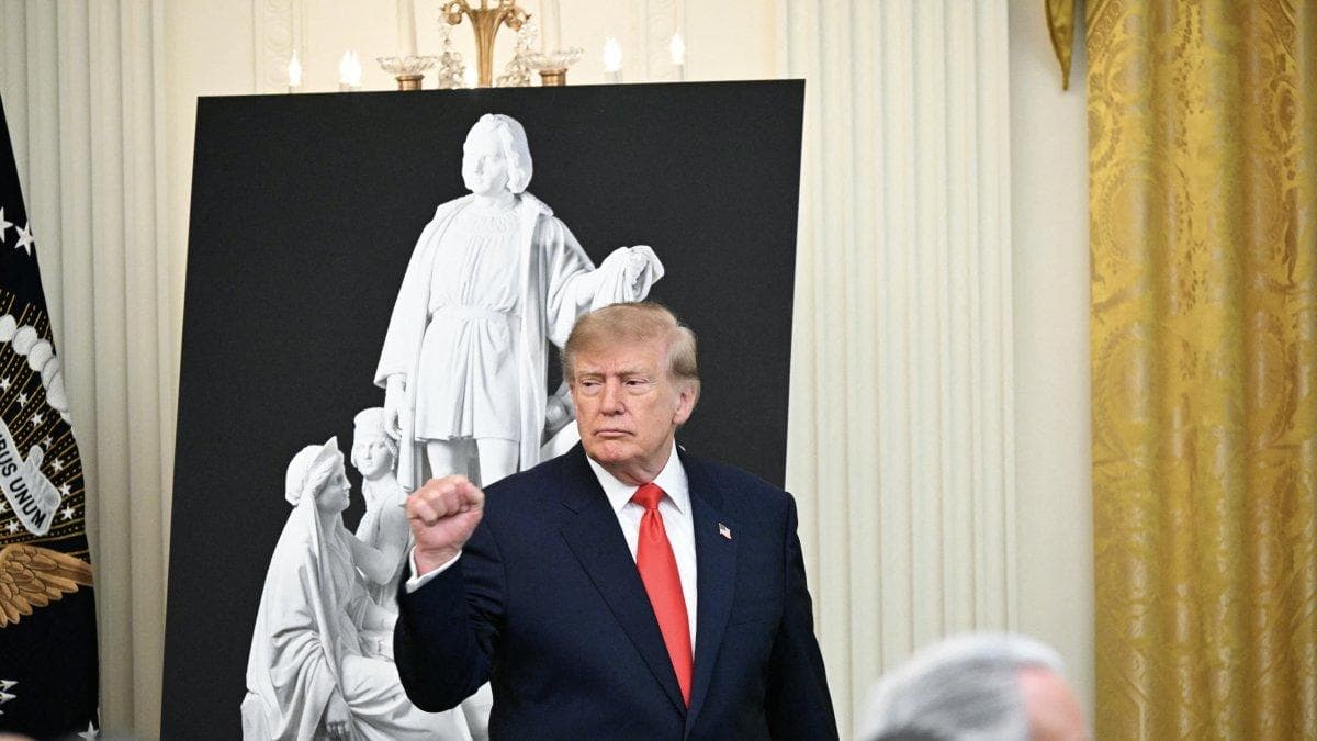 Donald Trump tras pronunciar un discurso en la celebración del Día de Colón