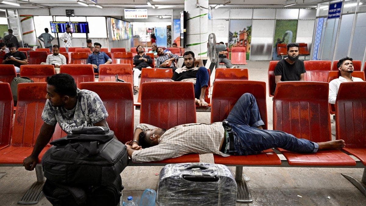 Pasajeros con destino a Arabia Saudita permanecen varados en el Aeropuerto Internacional Hazrat Shahjalal de Daca