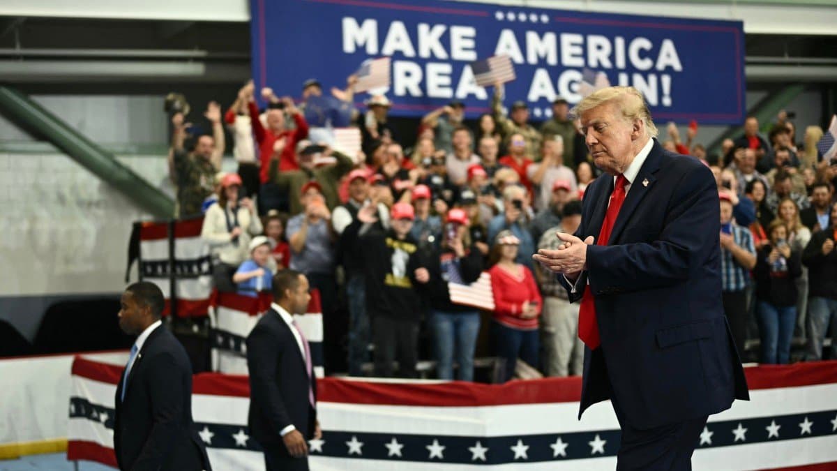 Donald Trump aplaude mientras abandona el escenario tras intervenir en un mitin de campaña en Alaska