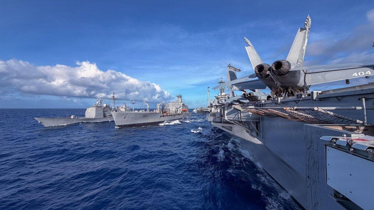 El portaaviones de la clase Nimitz USS Theodore Roosevelt (CVN 71) lleva a cabo una operación de reabastecimiento en el mar con el buque de reabastecimiento de la flota de la clase Henry J. Kaiser USNS Guadalupe (T-AO 200), en el centro, y el crucero lanzamisiles de la clase Ticonderoga USS Chosin (CG 65) en el océano Pacífico, durante el ejercicio «Rim of the Pacific 2026», el 12 de julio de 2026. Treinta países, 30 buques, cinco submarinos, 15 fuerzas terrestres nacionales, más de 190 aeronaves y más de 30 000 efectivos participan en el RIMPAC en las islas de Hawái y sus alrededores, del 24 de junio al 31 de julio. El RIMPAC, el mayor ejercicio marítimo internacional del mundo, ofrece una oportunidad de entrenamiento única, al tiempo que fomenta y mantiene las relaciones de cooperación entre los participantes, fundamentales para garantizar la seguridad de las rutas marítimas y la seguridad en los océanos del mundo. El RIMPAC 2026 es el trigésimo ejercicio de la serie que comenzó en 1