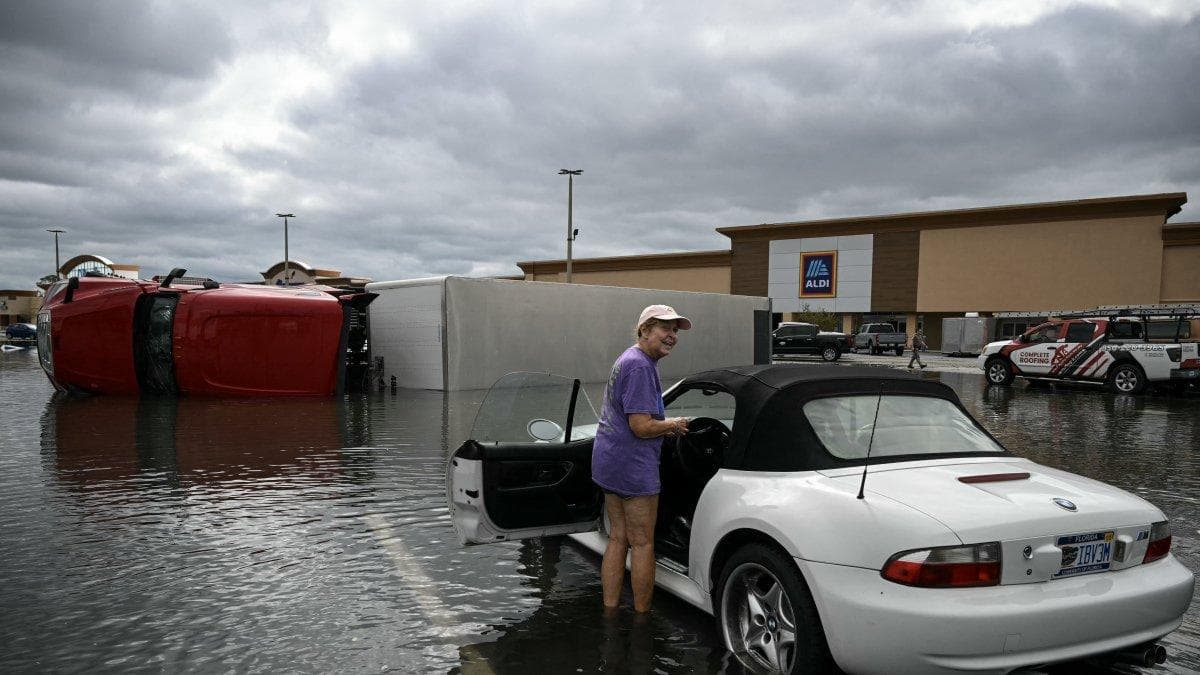 El estacionamiento inundado de un centro comercial en Tiger Point, Florida