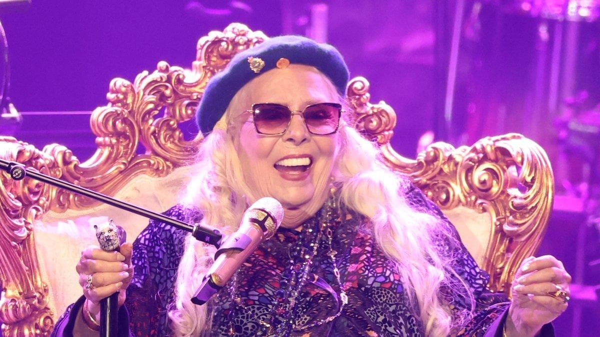 La cantautora canadiense Joni Mitchell actúa durante la gala previa a los premios Grammy