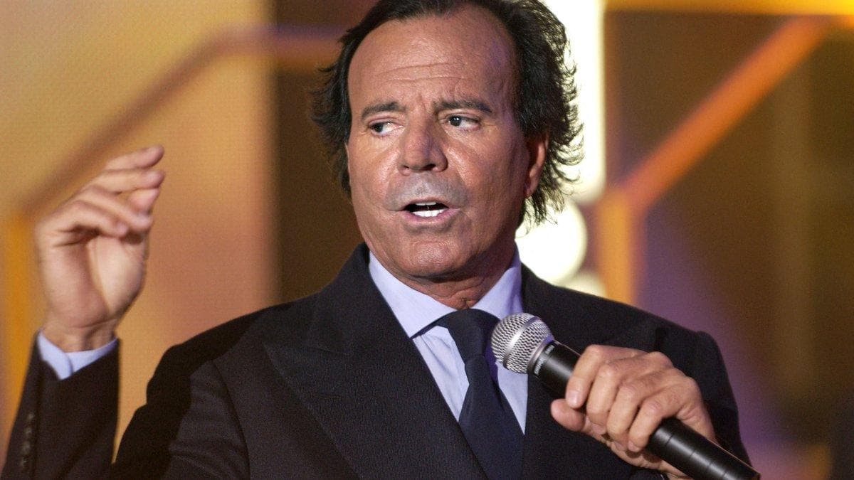 Julio Iglesias, durante una actuación en 2003. Imagen de archivo