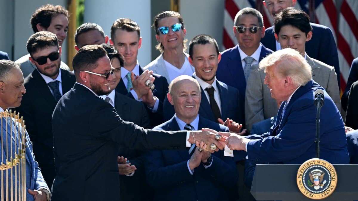 Miguel Rojas junto al presidente Donald Trump, tras el título de los LA Dodgers como campeones de la Serie Mundial 2025.