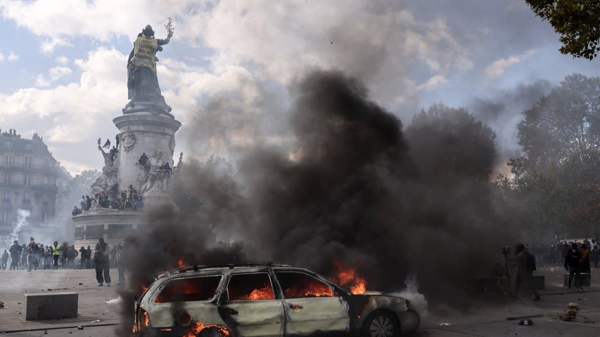 Un vehículo en llamas durante una manifestación en la Place de la République de París