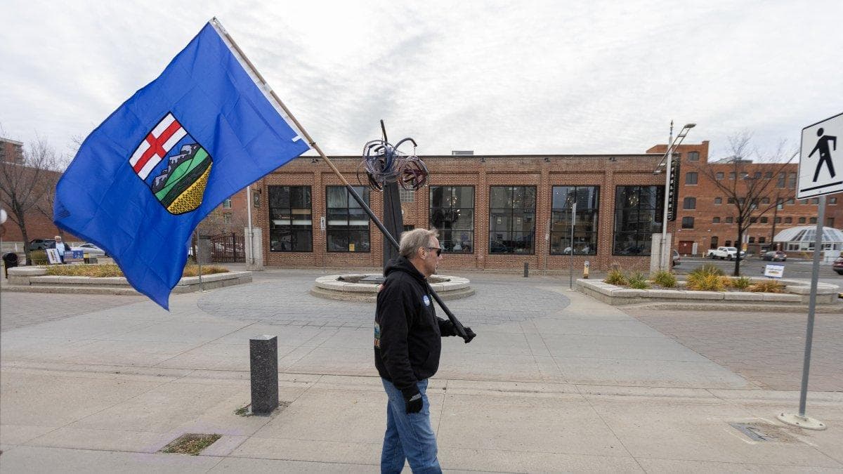 Un simpatizante separatista de Alberta porta una bandera