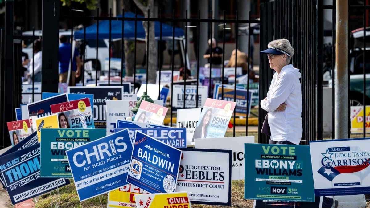 Una mujer llega a un centro de votación el primer día de votación anticipada en Texas para las midterms
