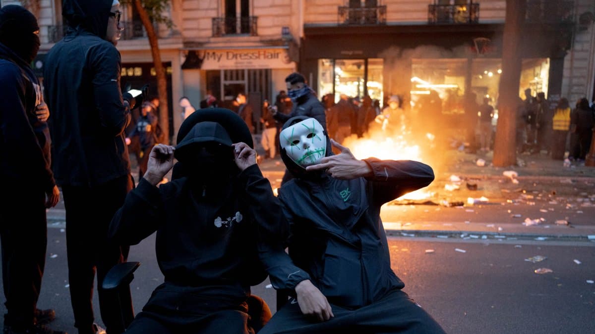 Clashes broke out in the streets of Paris on the night of October 17