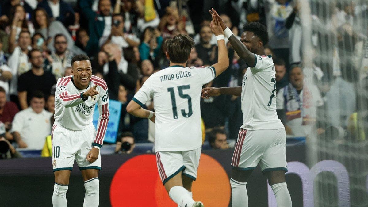 El centrocampista turco del Real Madrid, el número 15, Arda Güler (C), celebra el segundo gol de su equipo.