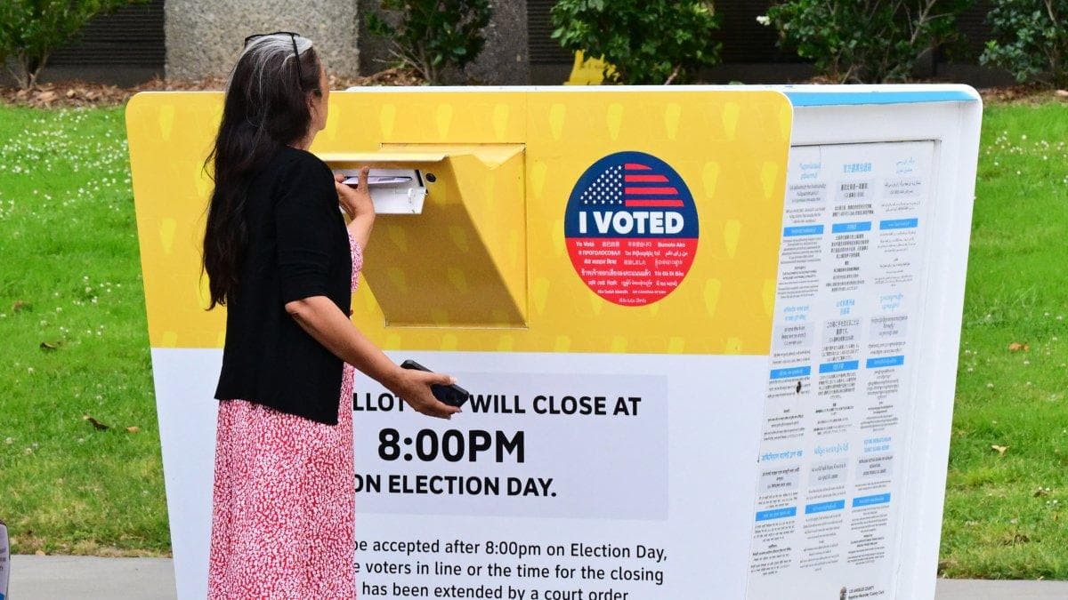 Un votante deposita su boleta en un buzón electoral durante la votación anticipada (Archivo)