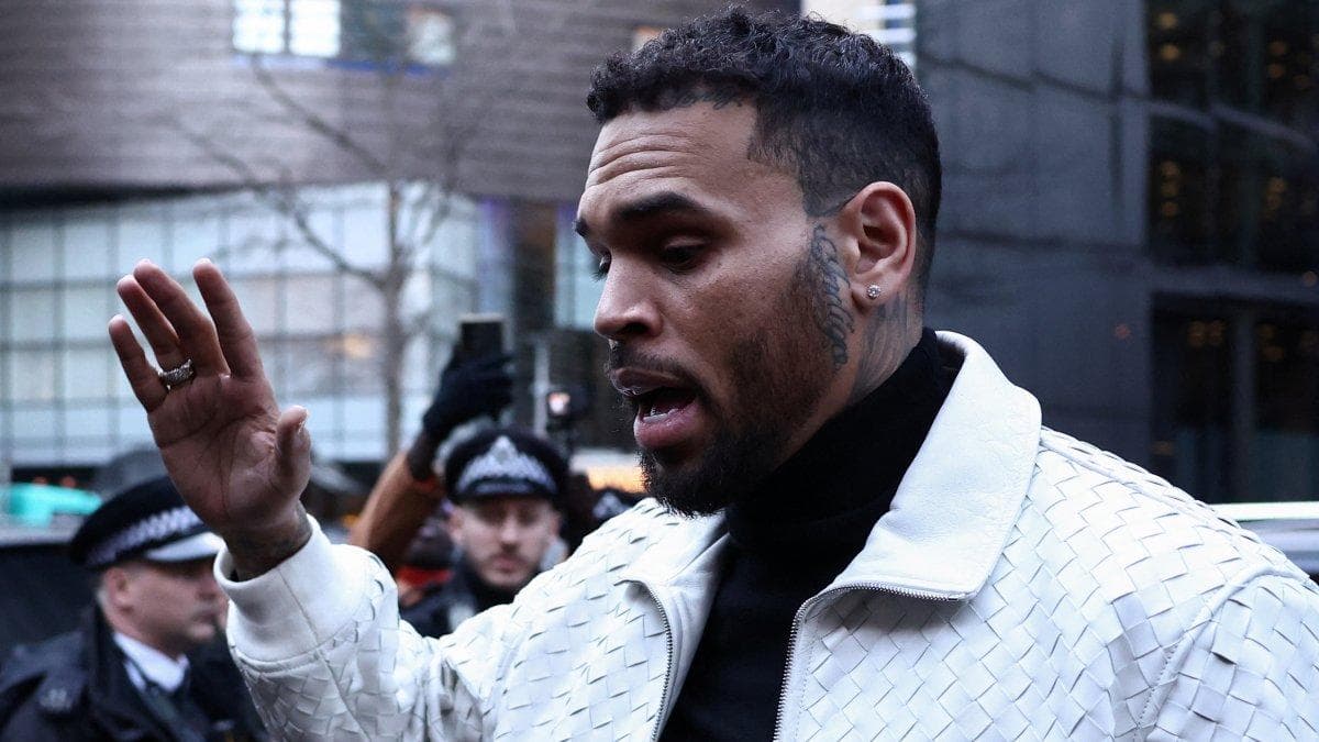 El cantante Chris Brown, antes de entrar en el juzgado
