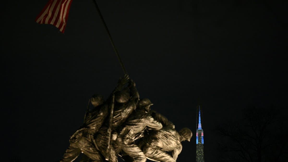 La estatua de Iwo Jima, ubicada en el parque Arlington Ridge-Imagen de Archivo