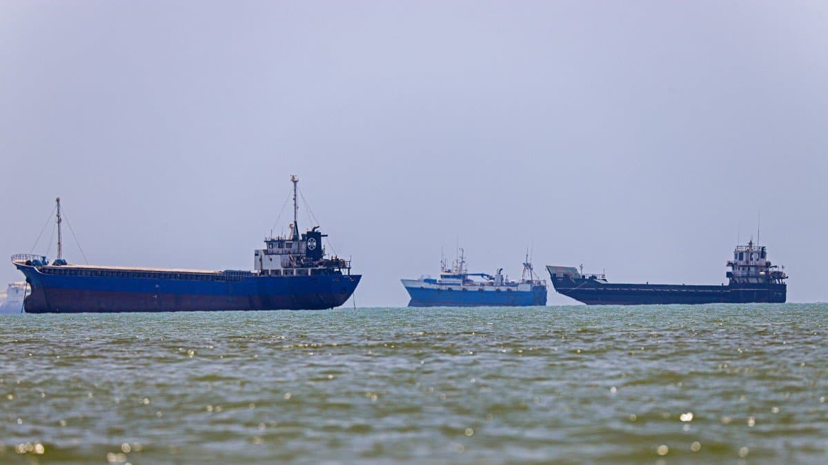 buques anclados en Bandar Abbas, a lo largo del estrecho de Ormuz