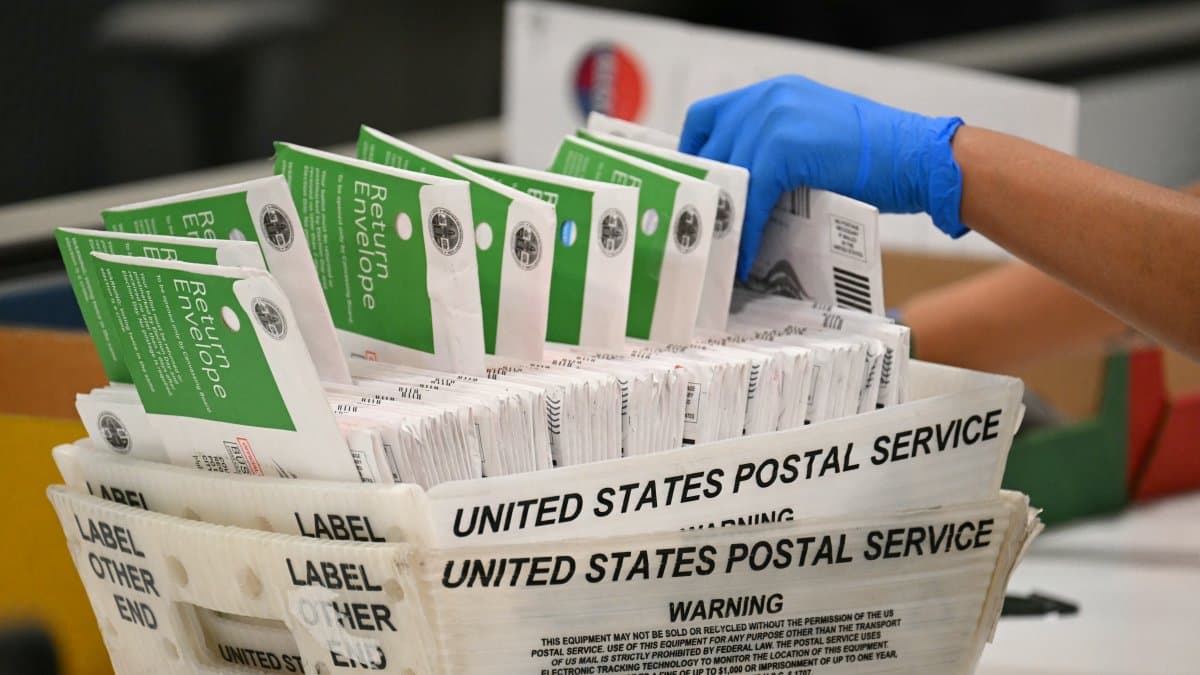 Un funcionario electoral procesa boletas de voto por correo en el Centro de Procesamiento de Votos del Condado de Los Ángeles, el 2 de junio de 2026.