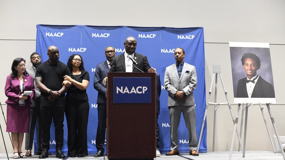 Ben Crump interviene en un acto ante los padres de Nolan Wells