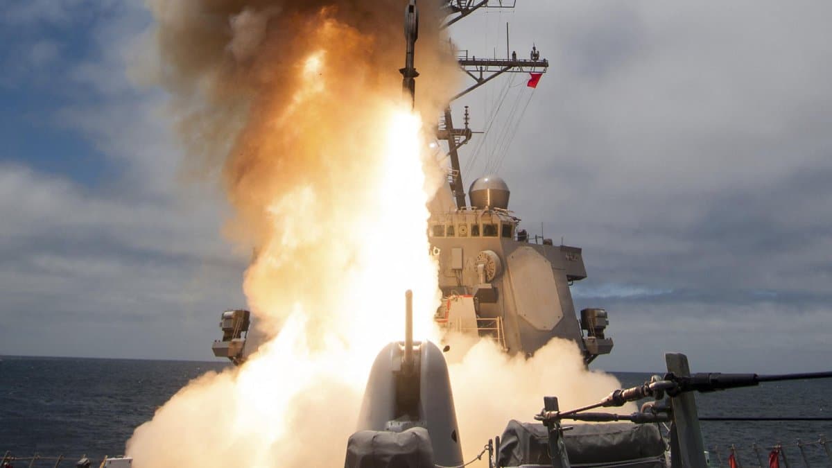 El destructor USS John Paul Jones lanza un misil Standard-6 (SM-6)