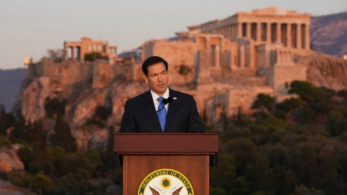 Marco Rubio, pronuncia un discurso en la colina de la Pnyx —donde los antiguos atenienses celebraban sus asambleas democráticas— con el antiguo templo del Partenón, situado en la Acrópolis, visible al fondo