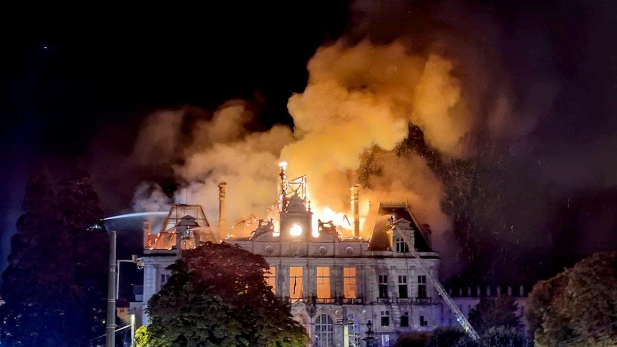 El Ayuntamiento de Limoges (Francia), en llamas. Octubre de 2026